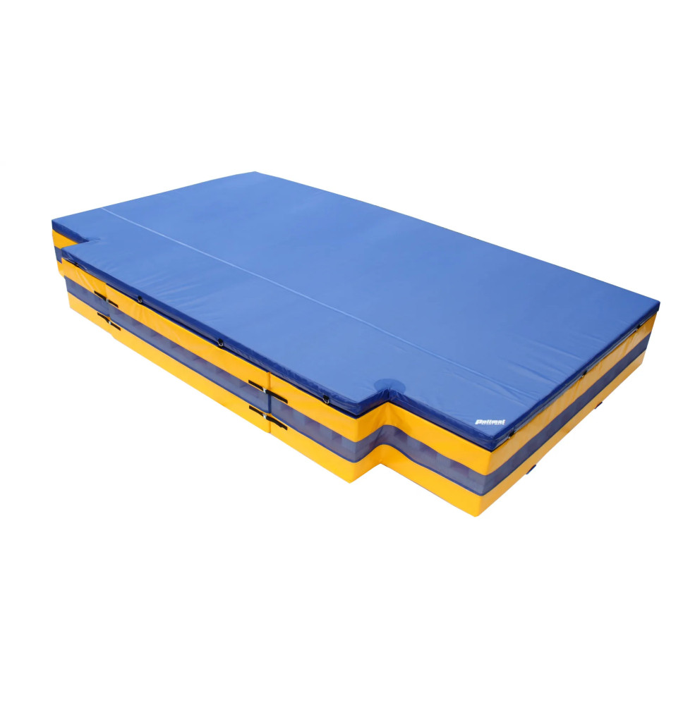 Profesjonal high jump landing pad with a spike-proof blanket