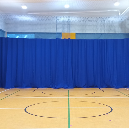 Fabric for curtains dividing sports halls
