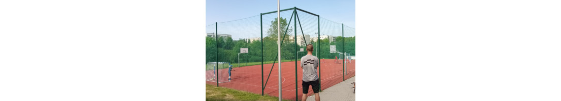 Elementy konstrukcyjne piłkochwytu - słupy, zastrzały i tuleje
