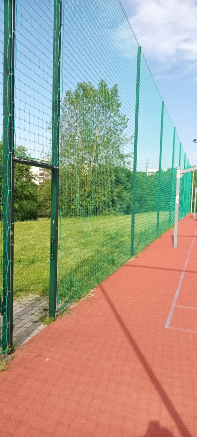 Montaż siatek na piłkochwytach