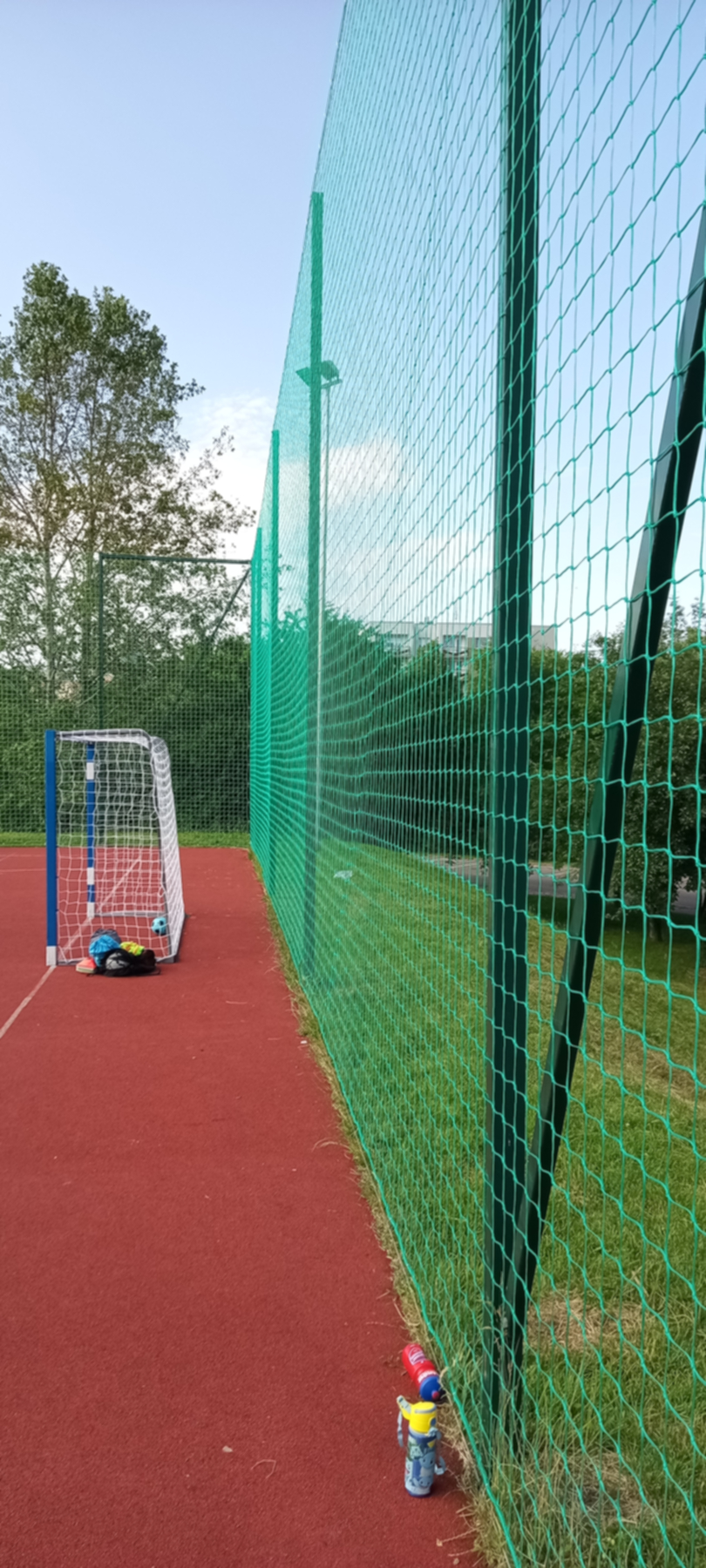 Montaż siatek na piłkochwytach