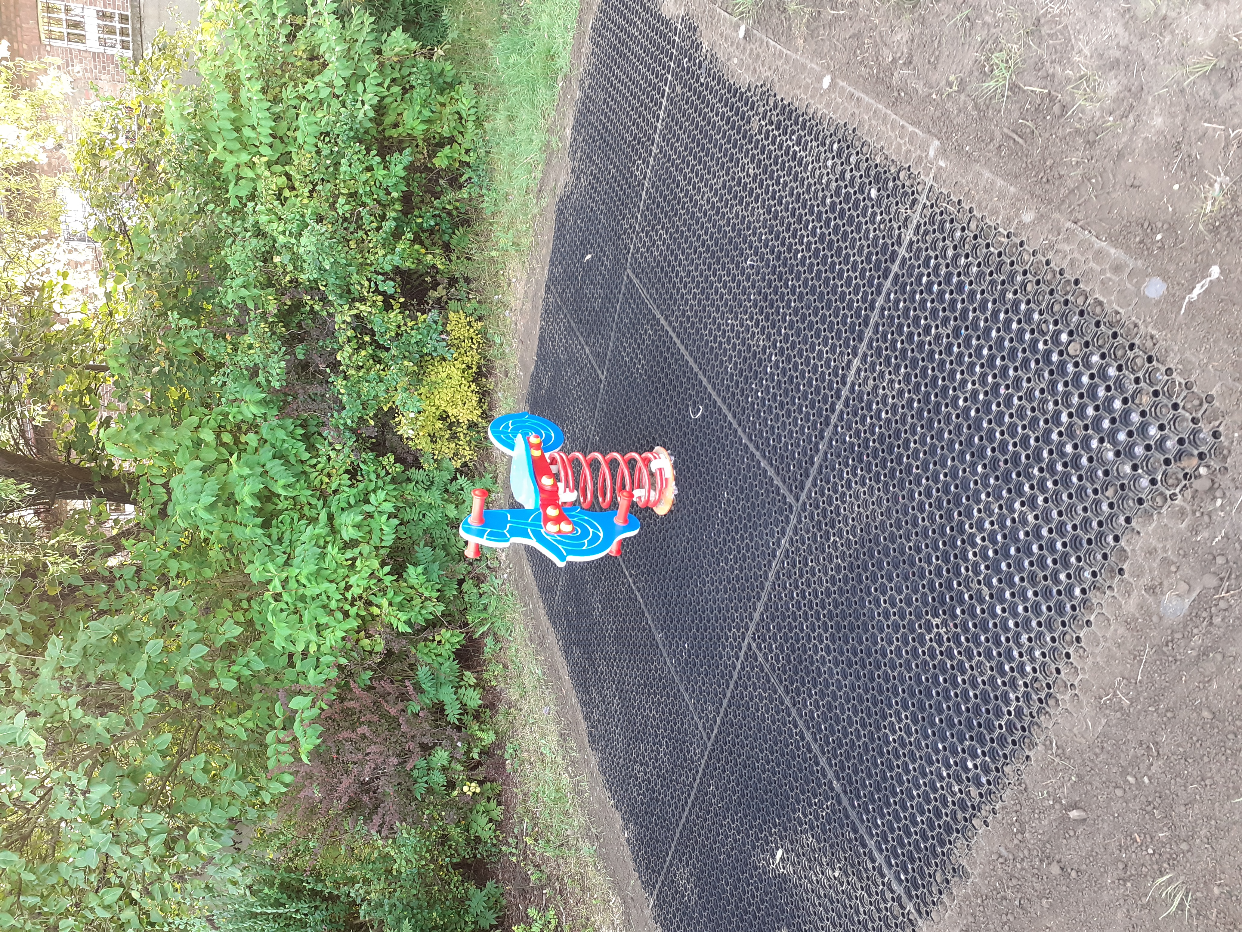 Montaż urządzeń na placu zabaw (6).jpg