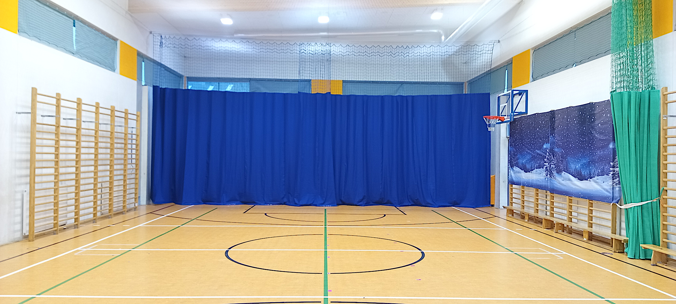 Kotara dzielona na połowie szerokości sali