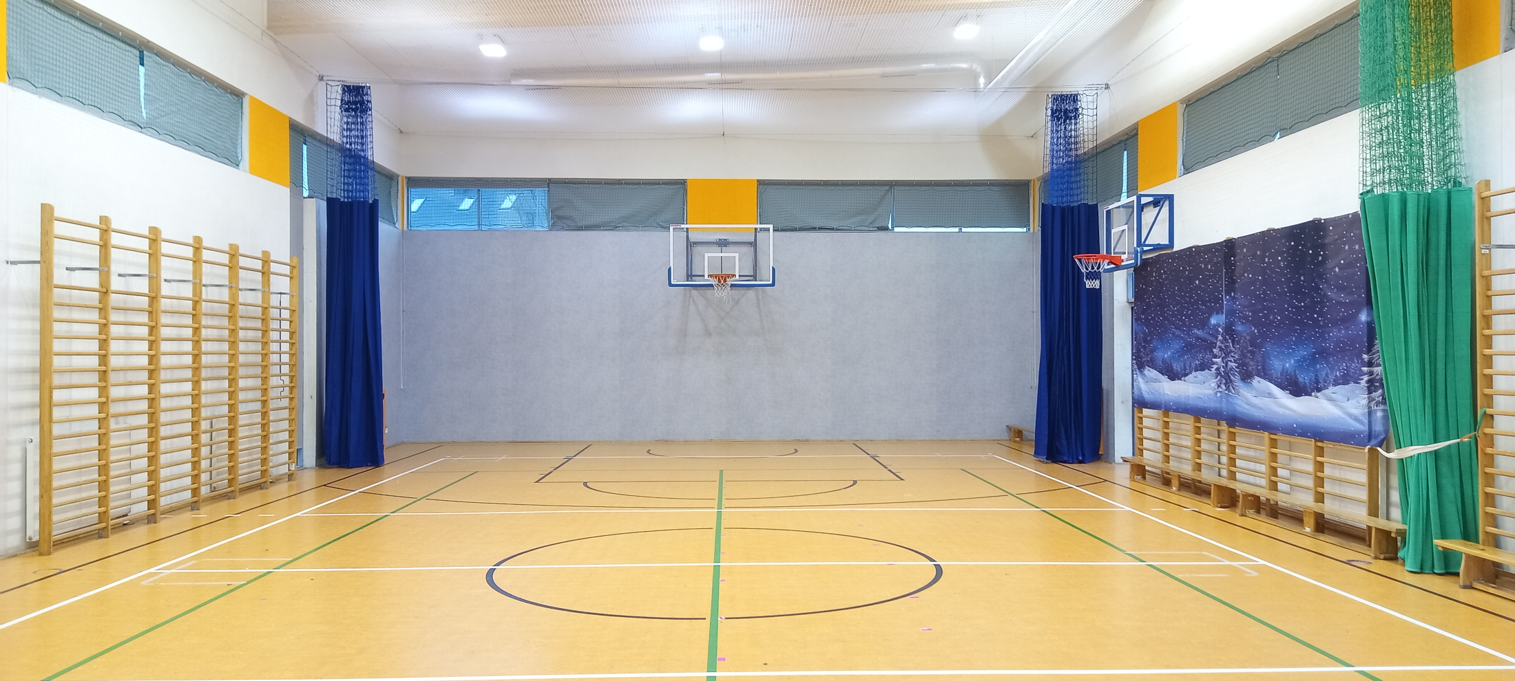 Kotara dzieląca salę gimnastyczną