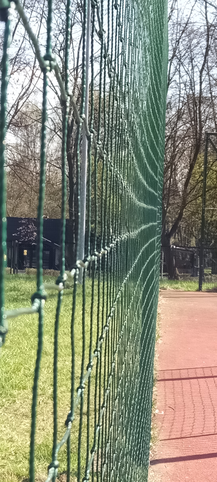 Montaż polietylenowej siatki na piłkochwycie