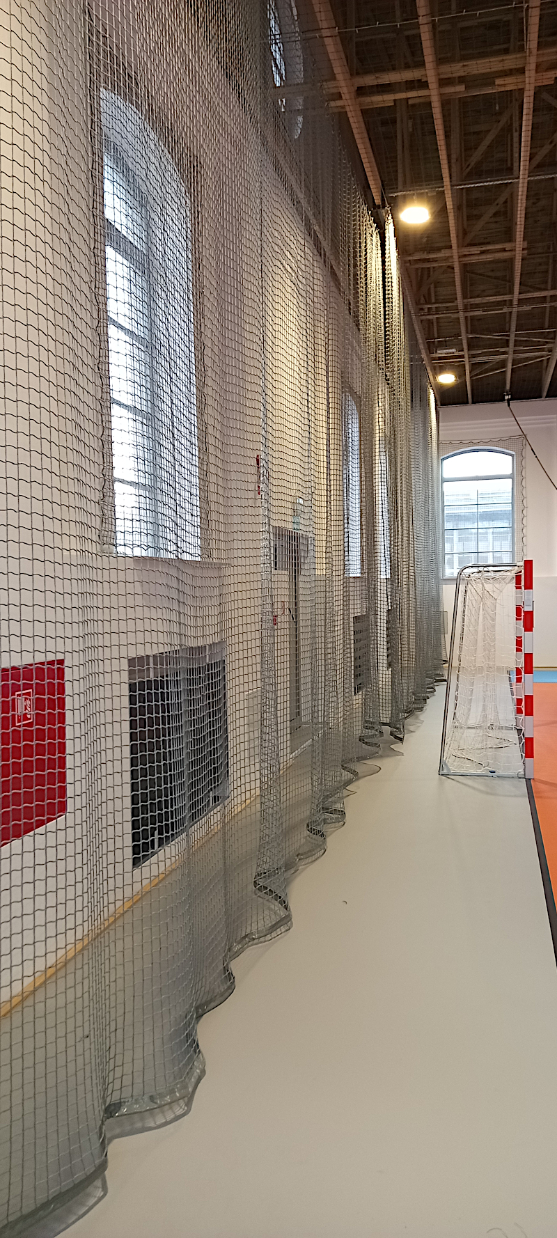 Siatka ochronna na sali sportowej