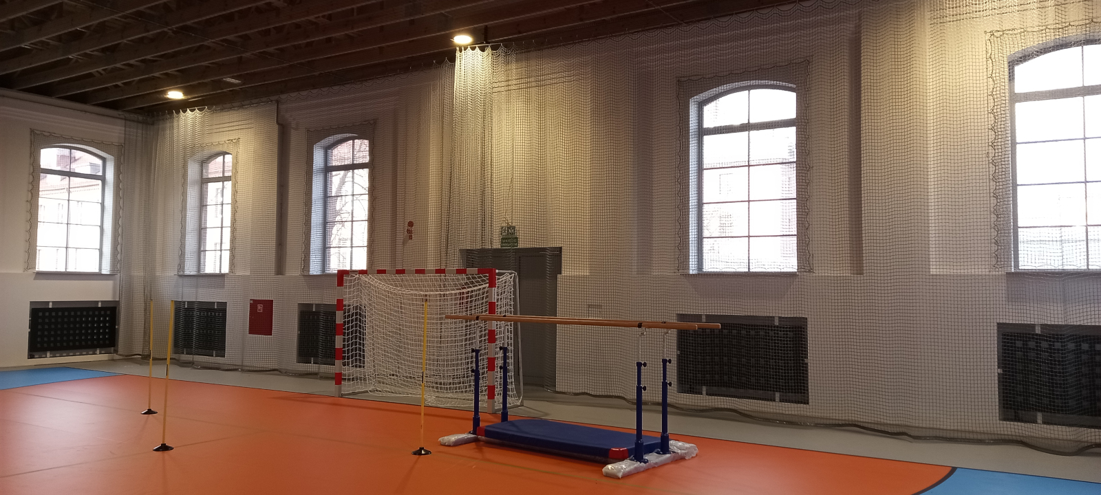 Siatka ochronna na ścianę sali sportowej