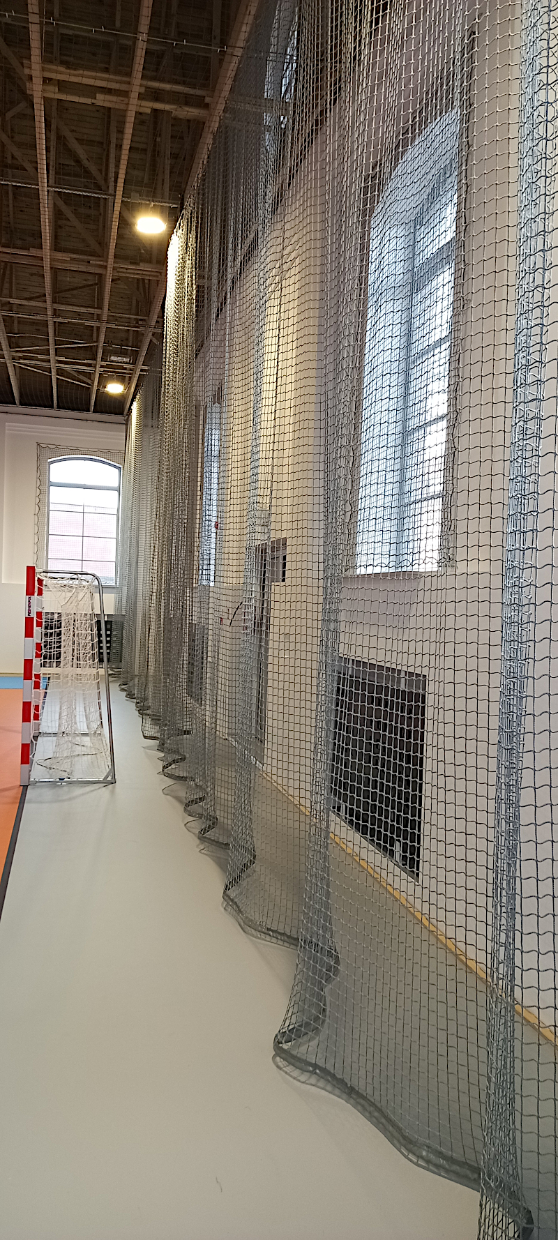 Siatka ochronna na sali sportowej