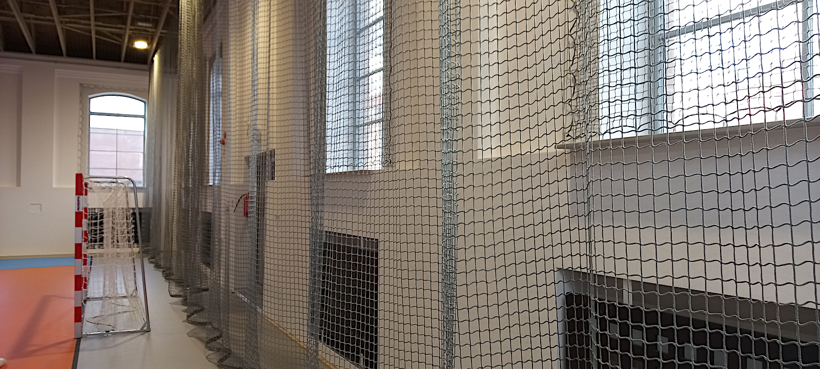 Siatka ochronna na ścianę sali sportowej