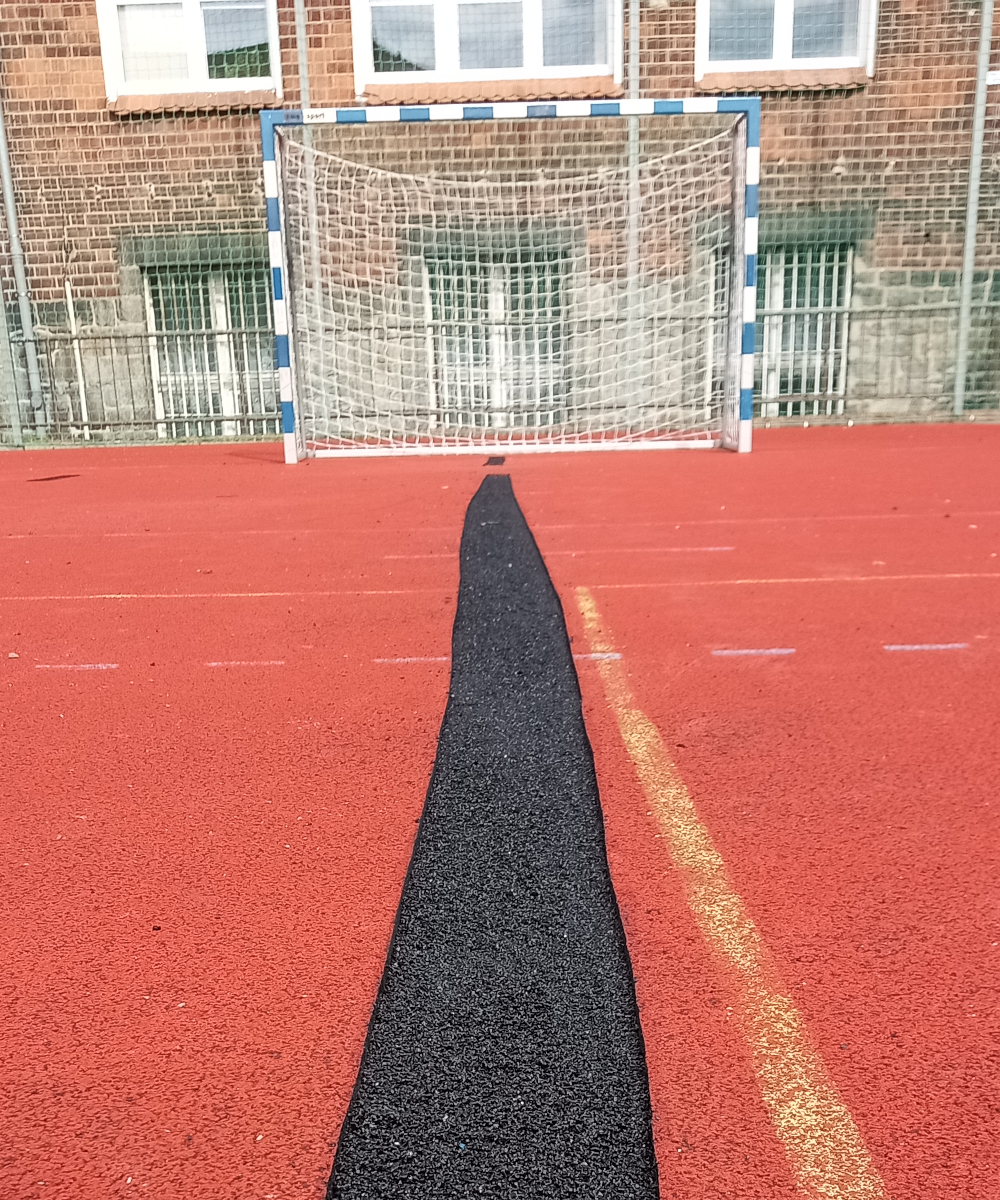 Naprawa nawierzchni boiska wielofunkcyjnego - w trakcie