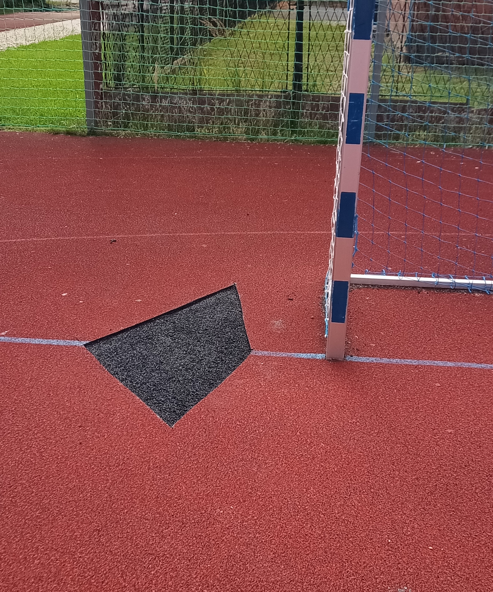 Naprawa nawierzchni poliuretanowej boiska - w trakcie