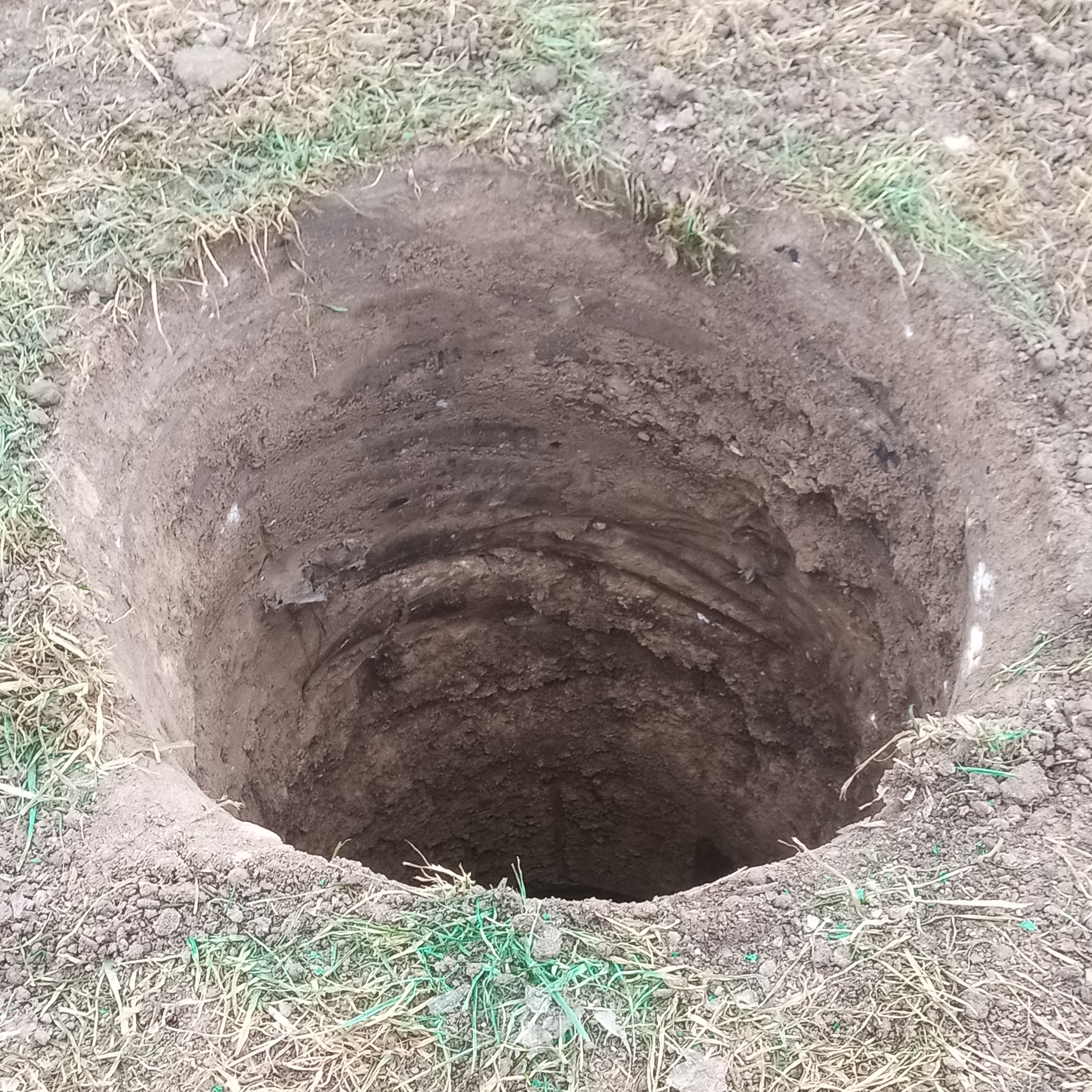 Otwory pod słupki piłkochwytu