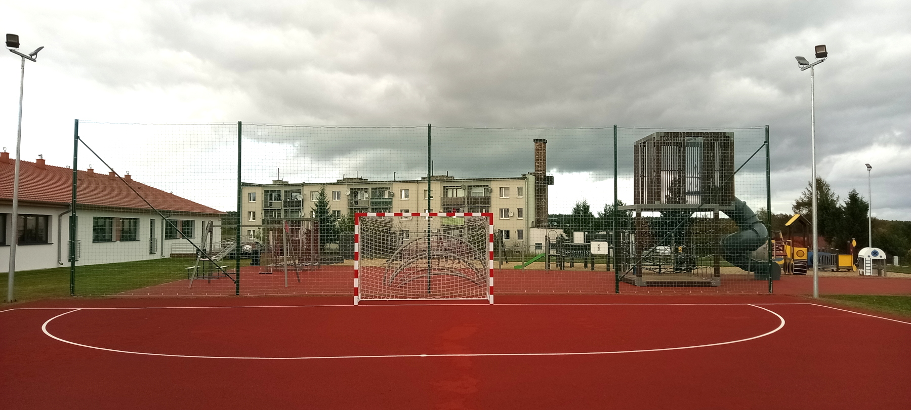 Montaż piłkochwytu o szerokości 20 metrów i wysokości 5 metrów oddzielający boisko sportowe od placu zabaw.