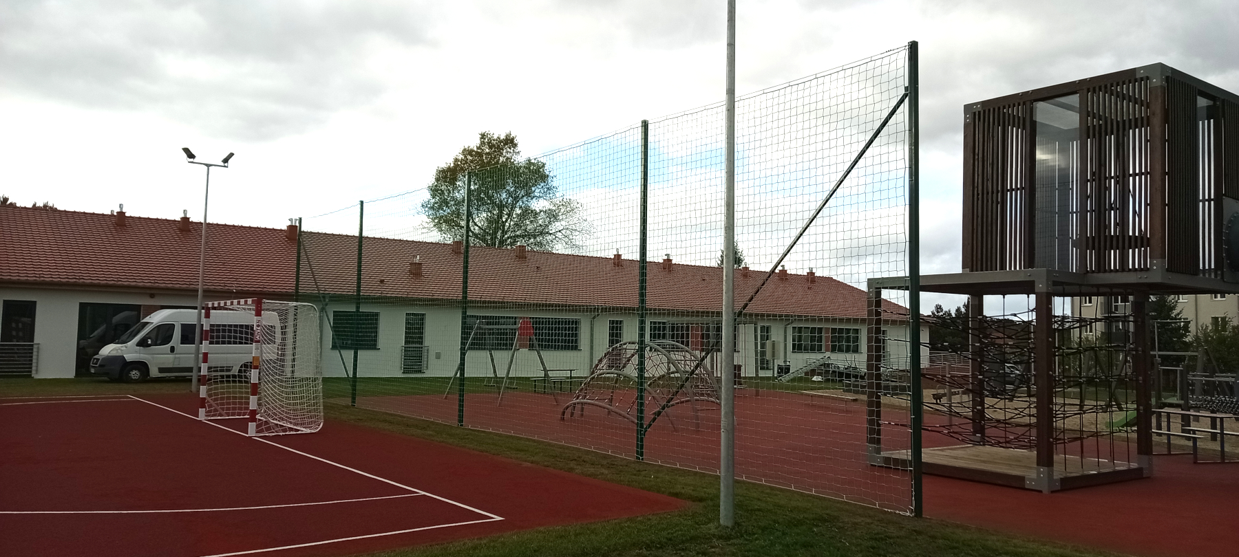 Piłkochwyt 20x5m montaż piłkochwytu z siatki polietylenowej.jpg