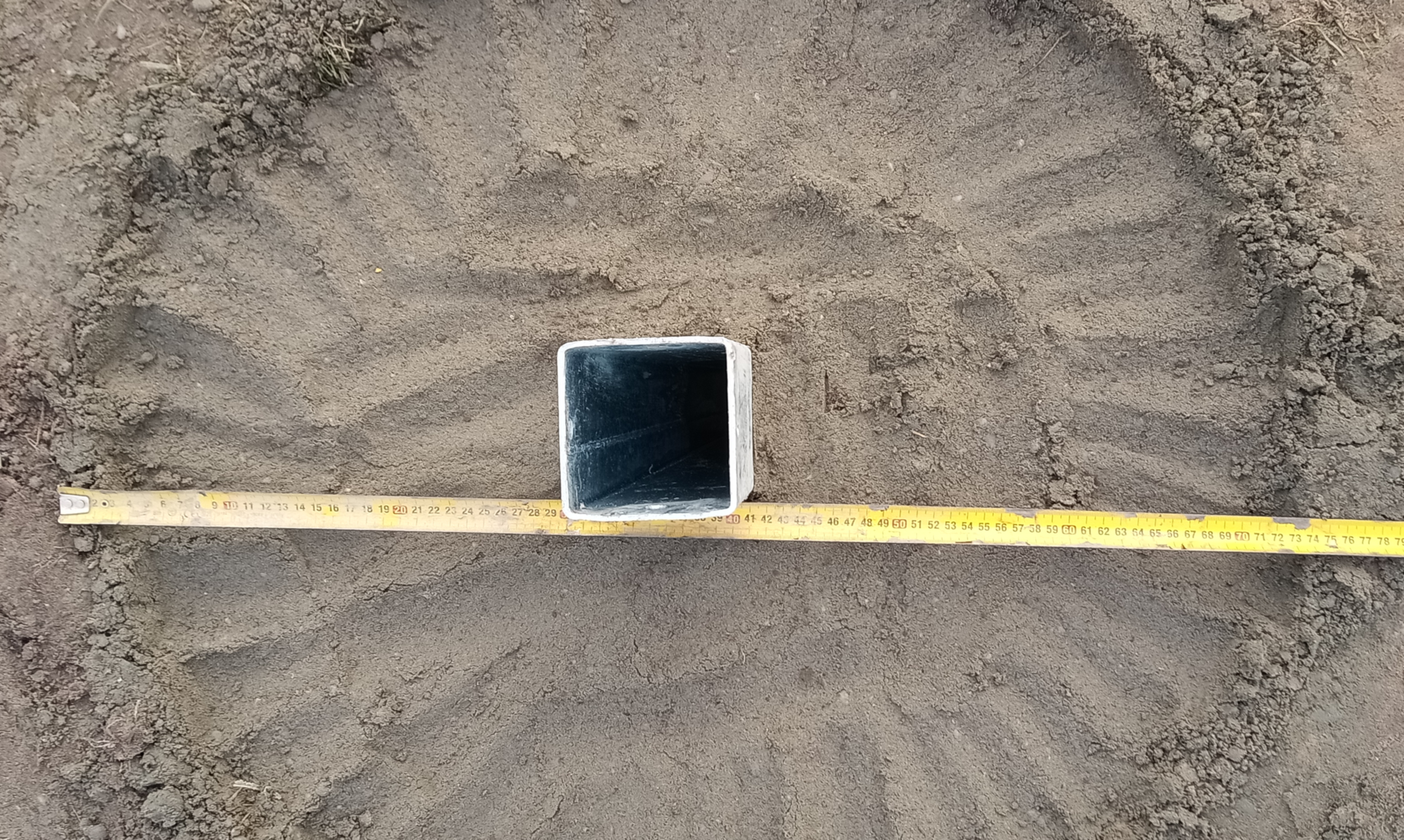 Tuleja piłkochwytu 8 m w fundamencie betonowym