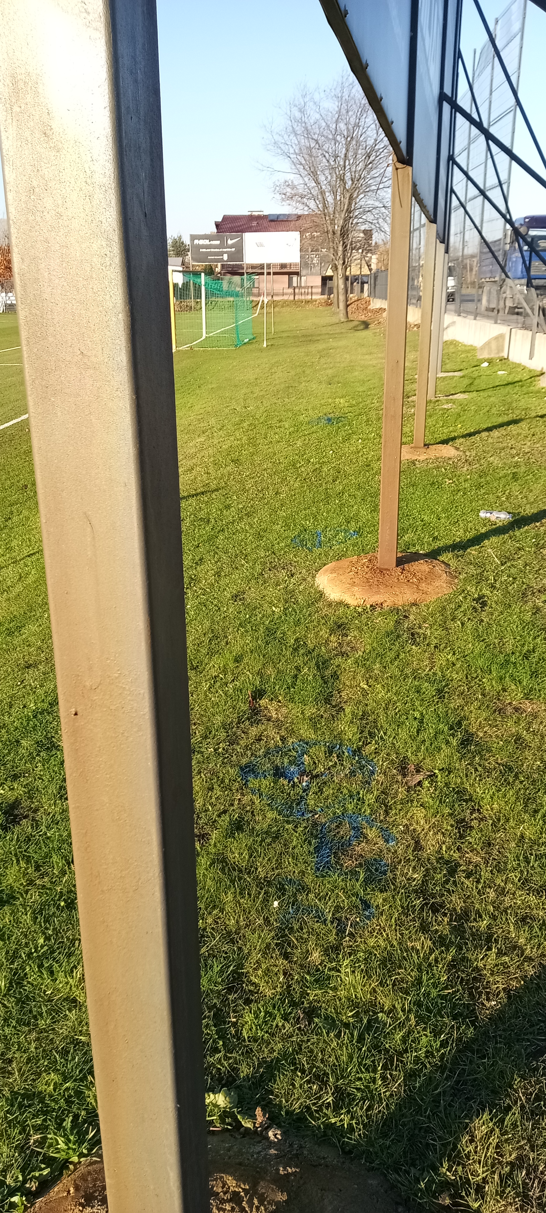 Wytyczanie lokalizacji słupów piłkochwytu 8m