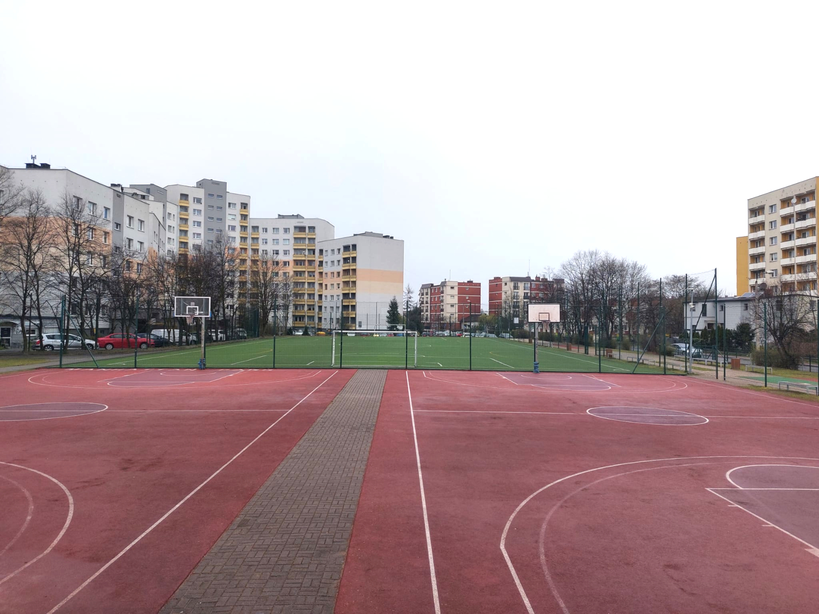Podwyższenie piłkochwytu na boisku z wymianą siatki ochronnej