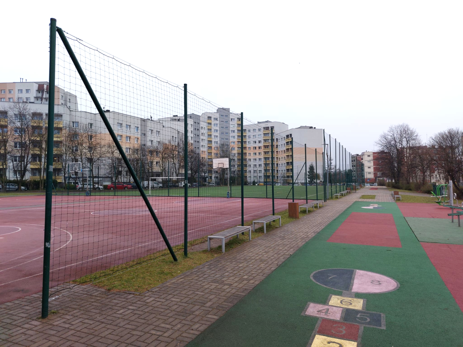 Podniesienie piłkochwytu na boisku wraz z wymianą siatki ochronnej
