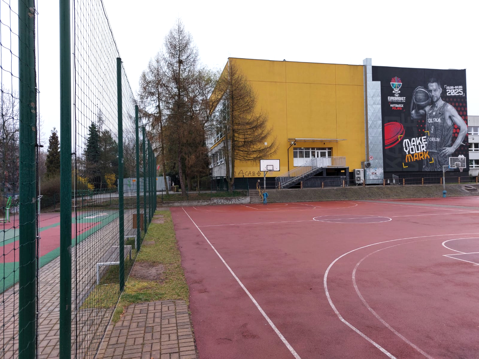 Podniesienie piłkochwytu na boisku wraz z wymianą siatki ochronnej