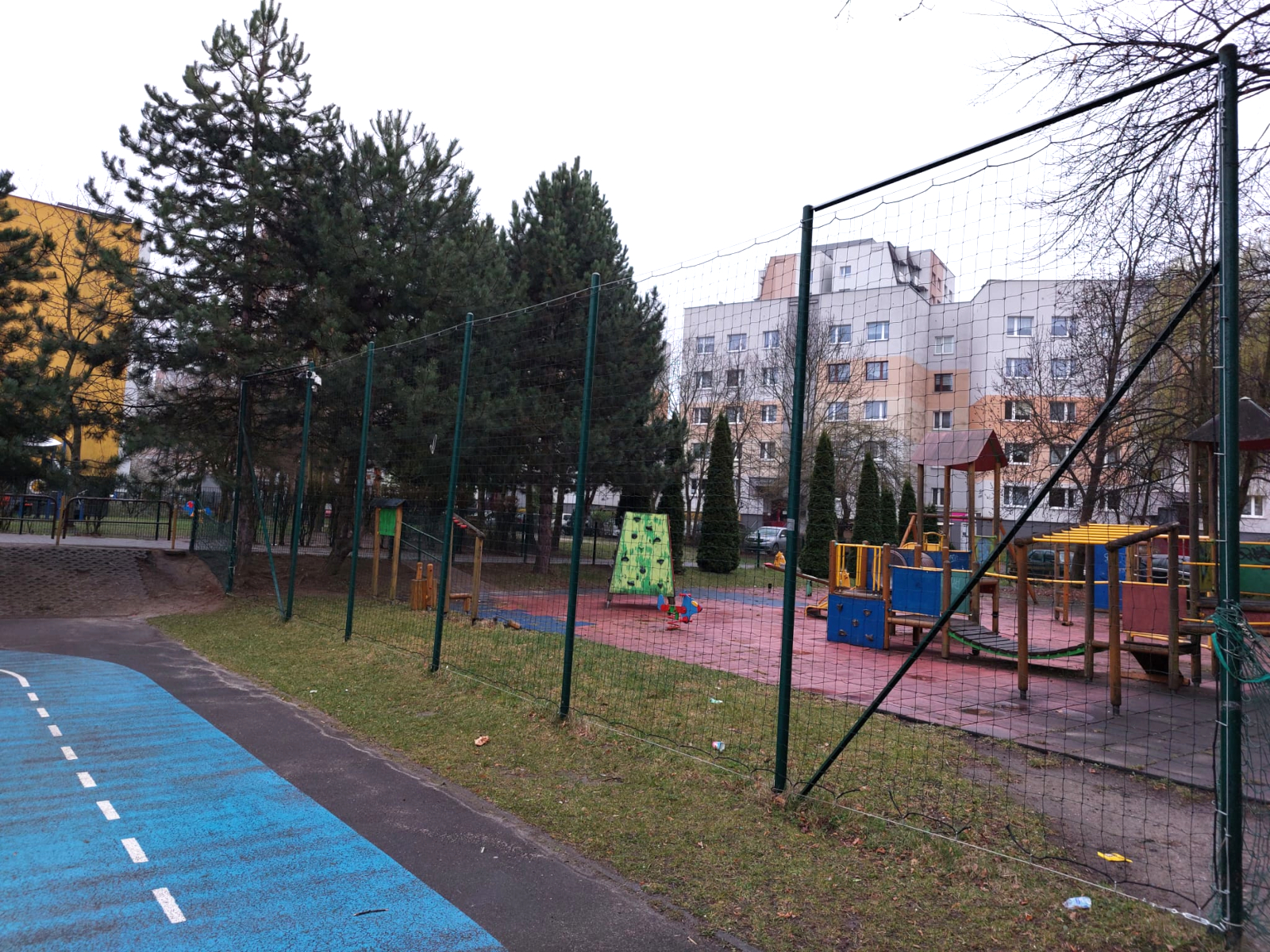 Podwyższenie piłkochwytu na boisku z wymianą siatki ochronnej