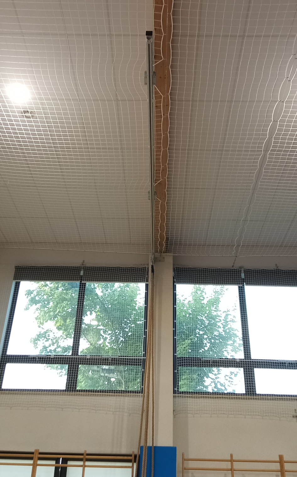 Sufit z siatki sala gimnastyczna.jpg